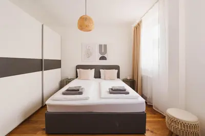 Ein Bett oder Betten in einem Zimmer der Unterkunft Urban jungle apartment next to Pràter & old town