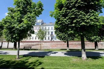 Ein Garten an der Unterkunft Casa Nostra - Moderne lichtdurchflutete Wohnung am Augarten