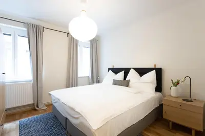 Ein Bett oder Betten in einem Zimmer der Unterkunft Chic 1-Bed Apt by Canal Walk to Historic Centre