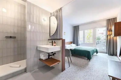 Ein Bett oder Betten in einem Zimmer der Unterkunft magdas HOTEL Vienna City - First Social Business HOTEL in Austria