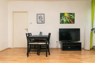 TV/Unterhaltungsangebot in der Unterkunft Milky Way Top Floor 2-bedroom Apartment air condition