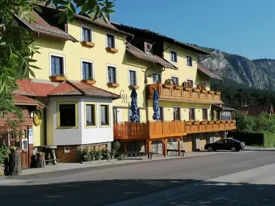 Ein allgemeiner Bergblick oder ein Berglick von des Gasthauses aus