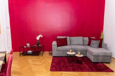 Ein Sitzbereich in der Unterkunft Stylish Vienna Apartment with Easy Metro Access & Palace Views