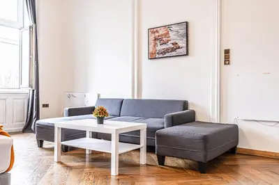 Ein Sitzbereich in der Unterkunft Gorgeous 1BR Apt near AKH Hospital