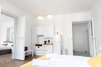 Ein Bett oder Betten in einem Zimmer der Unterkunft Cozy 2BR Apt. near AKH Hospital-ideal for Longstay
