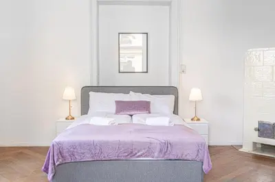 Ein Bett oder Betten in einem Zimmer der Unterkunft Cozy 2BR Apt. near AKH Hospital-ideal for Longstay
