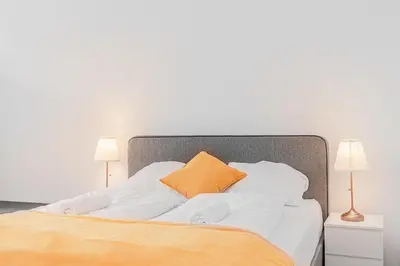 Ein Bett oder Betten in einem Zimmer der Unterkunft Pleasing 2BR Apt. AKH-Perfect for Groups