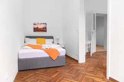 Ein Bett oder Betten in einem Zimmer der Unterkunft Joyful 4BR Apt @ superb location near AKH Hospital
