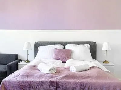 Ein Bett oder Betten in einem Zimmer der Unterkunft Amazing 2BR Apt, Near AKH-Perfect for Groups