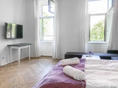 Ein Bett oder Betten in einem Zimmer der Unterkunft Amazing 2BR Apt, Near AKH-Perfect for Groups