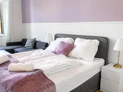 Ein Bett oder Betten in einem Zimmer der Unterkunft Amazing 2BR Apt, Near AKH-Perfect for Groups