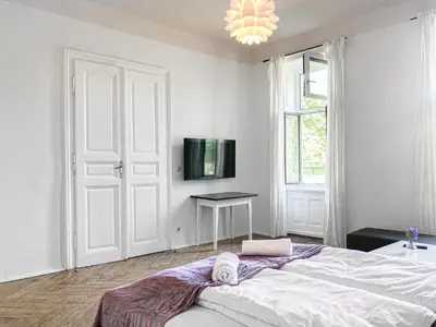 TV/Unterhaltungsangebot in der Unterkunft Amazing 2BR Apt, Near AKH-Perfect for Groups