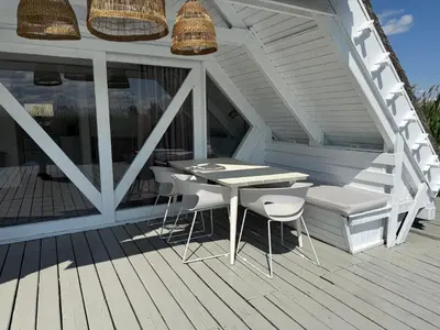 Ein Balkon oder eine Terrasse in der Unterkunft Seehütte Neusiedlersee - Seehaus inklusive Elektroboot