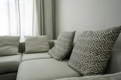 Ein Sitzbereich in der Unterkunft Charming 2-Room Apartment with Balcony, 15 Min to Center