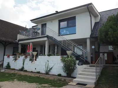 Das Gebäude in dem sich die Ferienwohnung befindet