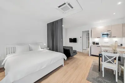 Ein Bett oder Betten in einem Zimmer der Unterkunft VibeStudio 304 - Central - AC - Licensed - Parking Nearby