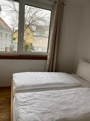 Ein Bett oder Betten in einem Zimmer der Unterkunft Modern apartment with balcony near city center