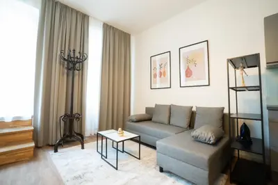 Ein Sitzbereich in der Unterkunft Spacious apartment with huge shared terrace and grill located between city centre and Donau river