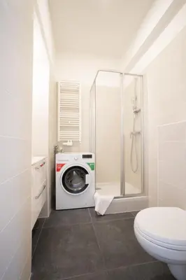 Ein Badezimmer in der Unterkunft Spacious apartment with huge shared terrace and grill located between city centre and Donau river