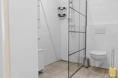 Ein Badezimmer in der Unterkunft Central 2BR Apartment Bright & Spacious