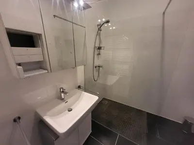 Ein Badezimmer in der Unterkunft CozyNite Premium Apartment Hundertwasser