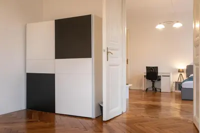 TV/Unterhaltungsangebot in der Unterkunft Lovely 2BR Apt, Near AKH, Perfect for short & Longstays