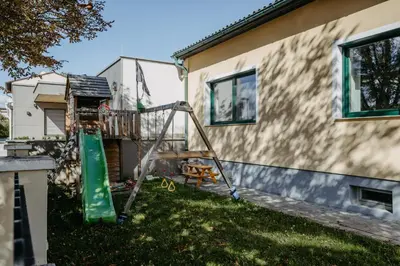 Das Gebäude in dem sich das Ferienhaus befindet
