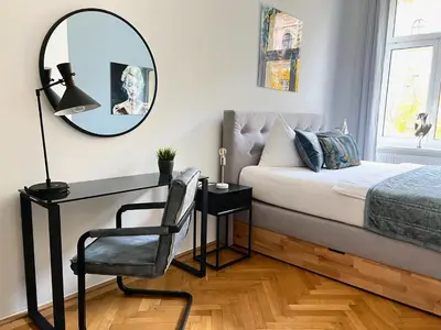 Ein Bett oder Betten in einem Zimmer der Unterkunft BELLE ART Design Suite im Herzen von Wien