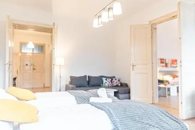 Ein Bett oder Betten in einem Zimmer der Unterkunft Attractive 2BR Apt Near AKH Ideal for short & Longstays