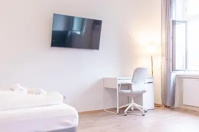 TV/Unterhaltungsangebot in der Unterkunft Attractive 2BR Apt Near AKH Ideal for short & Longstays