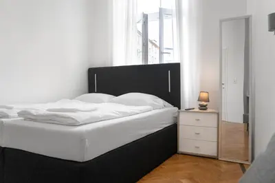 Ein Bett oder Betten in einem Zimmer der Unterkunft Private Rooms in Spacious 7-Bedroom Apartment Near Hauptbahnhof