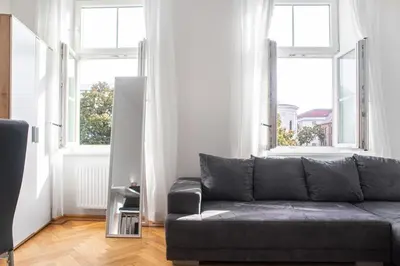 Ein Sitzbereich in der Unterkunft Private Rooms in Spacious 7-Bedroom Apartment Near Hauptbahnhof