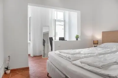 Ein Bett oder Betten in einem Zimmer der Unterkunft Private Rooms in Spacious 7-Bedroom Apartment Near Hauptbahnhof
