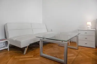 Grundriss der Unterkunft Private Rooms in Spacious 7-Bedroom Apartment Near Hauptbahnhof