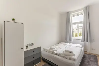 Ein Bett oder Betten in einem Zimmer der Unterkunft Quiet Terrace Apt, Steps to Metro