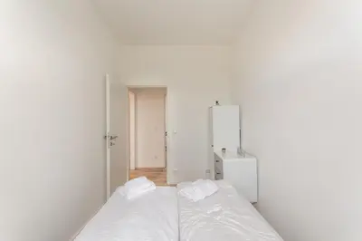 Ein Bett oder Betten in einem Zimmer der Unterkunft Quiet Terrace Apt, Steps to Metro