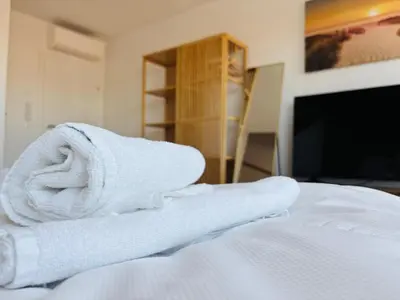 Ein Bett oder Betten in einem Zimmer der Unterkunft OrestaLiving - Penthouse in 2nd District with View