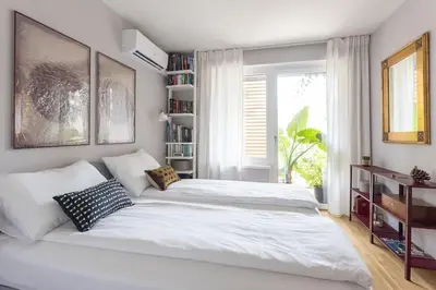 Ein Bett oder Betten in einem Zimmer der Unterkunft Dream Apartment - central and quiet with AC and free parking garage