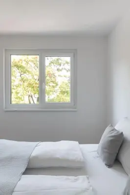 Ein Bett oder Betten in einem Zimmer der Unterkunft Grüne und zentrale Ruhelage im Neubau mit Balkon
