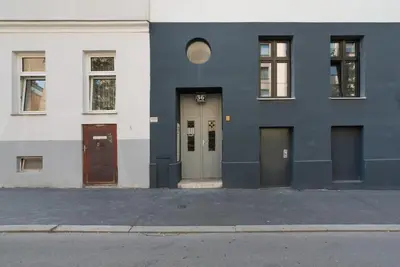 Eine Fassade oder ein Eingang zu Große Terrasse, Klimaanlage und U-Bahn Nähe