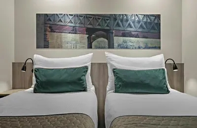 Ein Bett oder Betten in einem Zimmer der Unterkunft Leonardo Hotel Vienna City West