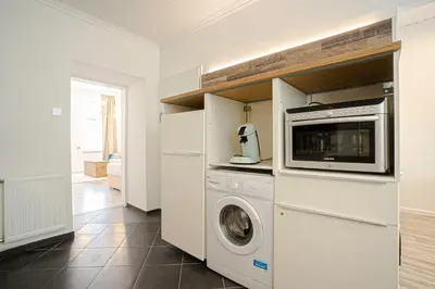 Küche/Küchenzeile in der Unterkunft 2-room apartment on the first floor with designer renovation. Exit to the courtyard. 15 minutes to Schloss Schönbrunn