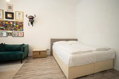 Ein Bett oder Betten in einem Zimmer der Unterkunft 2-room apartment on the first floor with designer renovation. Exit to the courtyard. 15 minutes to Schloss Schönbrunn