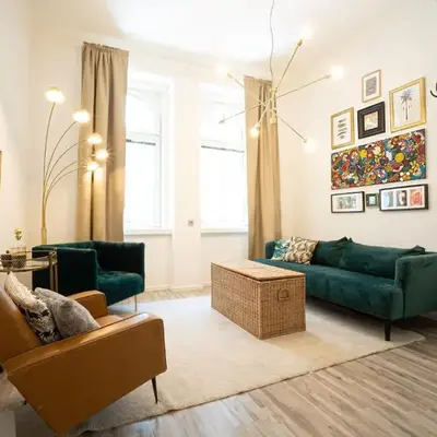 2-room apartment on the first floor with designer renovation. Exit to the courtyard. 15 minutes to Schloss Schönbrunn