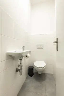 Ein Badezimmer in der Unterkunft Cozy Apartment Steps Away from Wiener Stadthalle