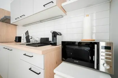 Küche/Küchenzeile in der Unterkunft Chic Newly-Renovated Apartment Steps from Subway in Vienna's Hernals District