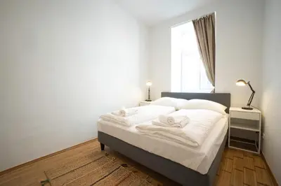 Ein Bett oder Betten in einem Zimmer der Unterkunft Chic Newly-Renovated Apartment Steps from Subway in Vienna's Hernals District