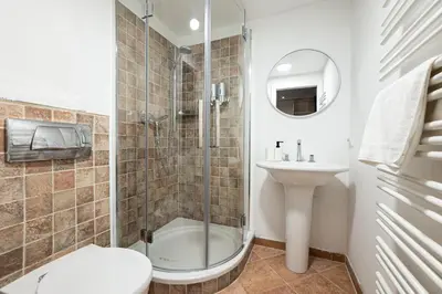 Ein Badezimmer in der Unterkunft Brand-new double bedroom apartment
