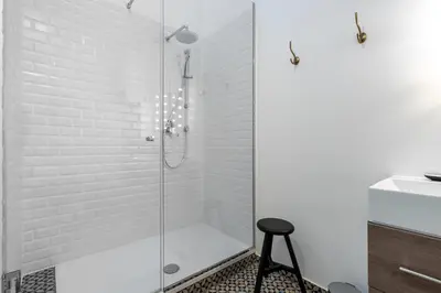 Ein Badezimmer in der Unterkunft Stilvolle Dachgeschosswohnungen mit Balkon in Innenstadt Nähe