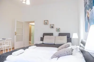 Ein Bett oder Betten in einem Zimmer der Unterkunft Comfortable 2BR Apt-Near Wiener Stadthalle